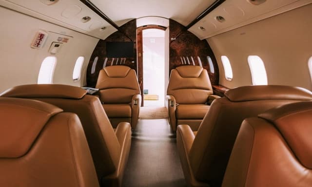 Challenger 300 Cockpit 4