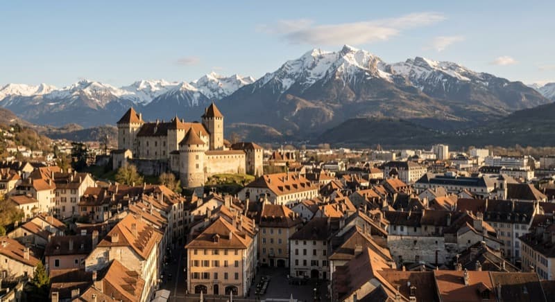 Private jet charter to Chambery — fly from Londres