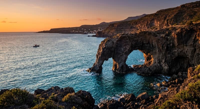Частный самолёт на перроне Pantelleria