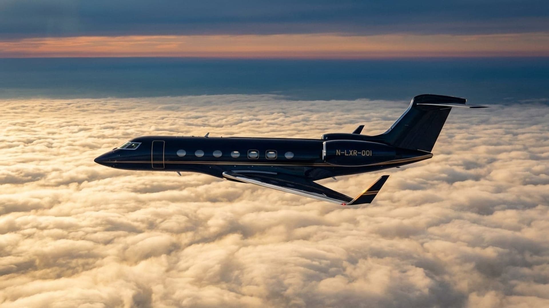 Jet privé survolant les montagnes