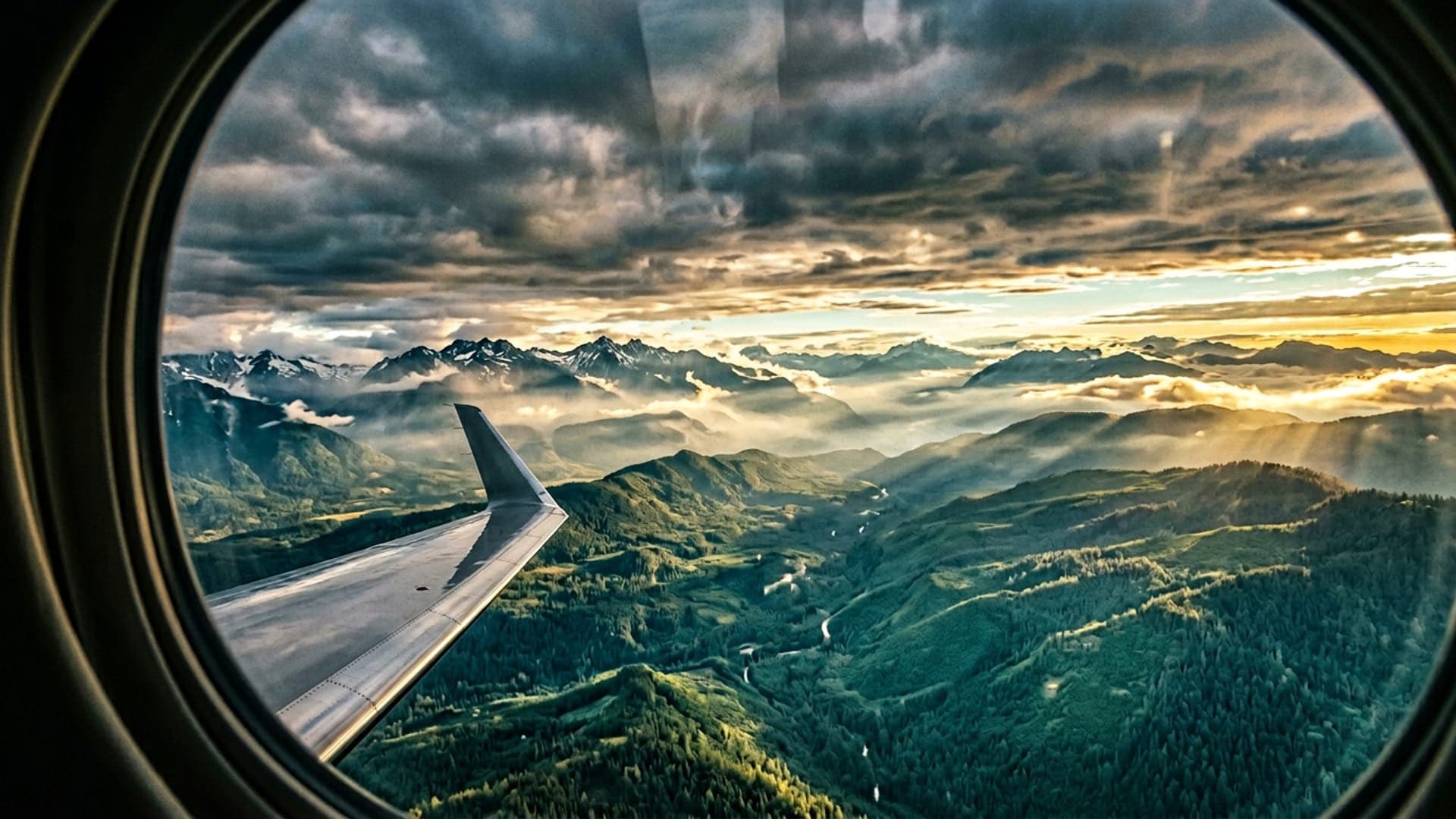 Vista desde la ventanilla de un jet privado sobre montañas y bosques verdes